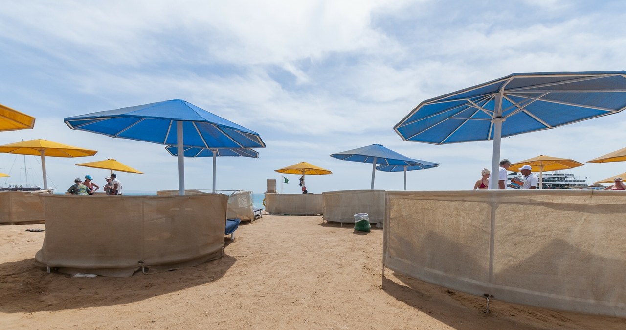 5 tys. zł mandatu za parawan na plaży? Prawnik tłumaczy, kiedy to realne