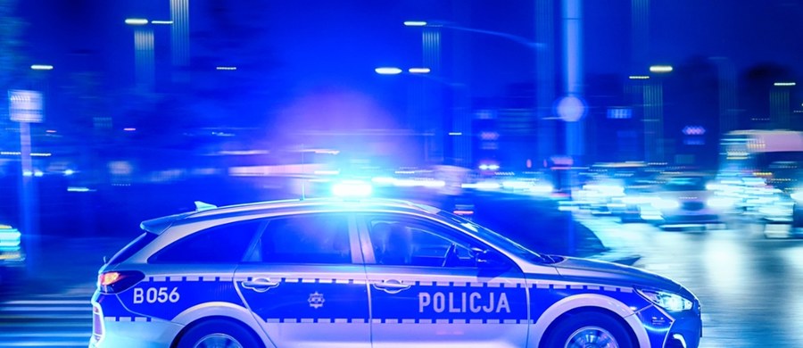 Młody turysta wsiadł do zaparkowanego w Kołobrzegu (woj. zachodniopomorskie) autobusu, odnalazł kluczyki i ruszył w podróż. Po drodze uszkodził pojazd, infrastrukturę drogową, a następnie uciekł. Został zatrzymany niespełna 2 dni później w Krakowie.