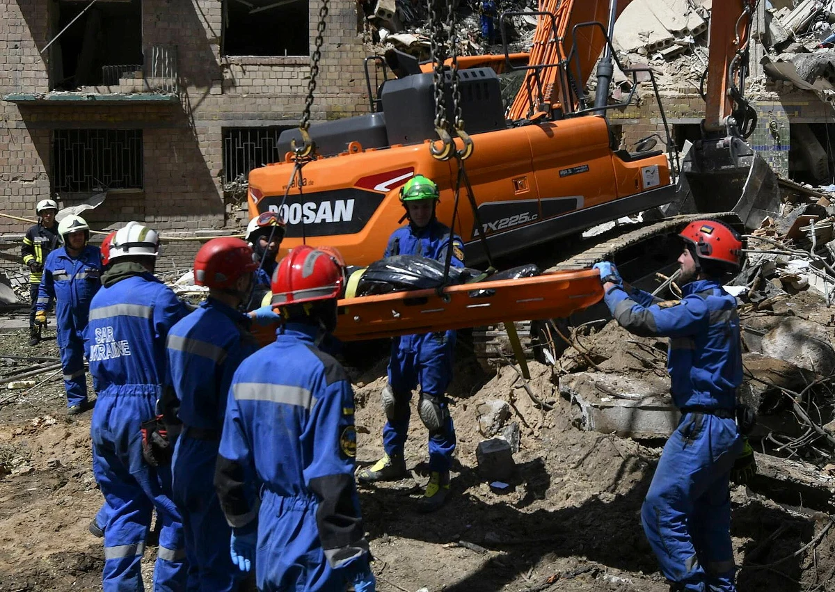 Ukraina zaatakowała zakłady produkujące systemy rakietowe oraz drony, położone w Rosji, ponad 1300 km w głąb tego kraju. Zginęły trzy osoby, a władze rosyjskie wstrzymały loty na kilku lotniskach w regionie.