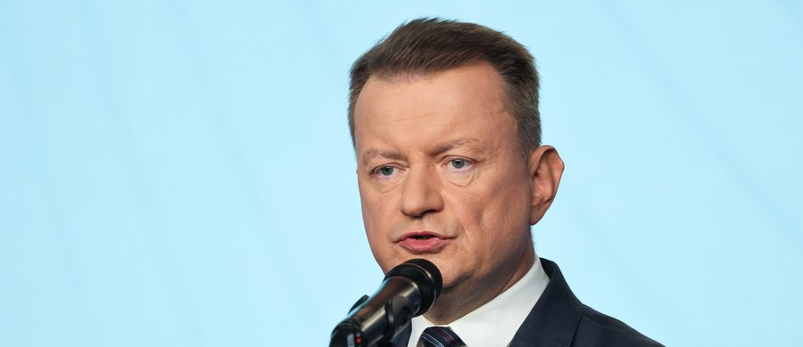Prawo i Sprawiedliwość zapowiedziało złożenie w Sejmie projektu ustawy, która ma wprowadzić czasowy zakaz wjazdu na terytorium Polski dla obywateli państw spoza Europy. Szef klubu PiS Mariusz Błaszczak poinformował także, że jego partia ponownie rozpocznie zbieranie podpisów pod referendum ws. odrzucenia paktu migracyjnego.
