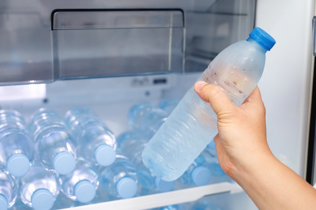 Porady na upały. Jak schłodzić pomieszczenie zamrożoną butelką z wodą?