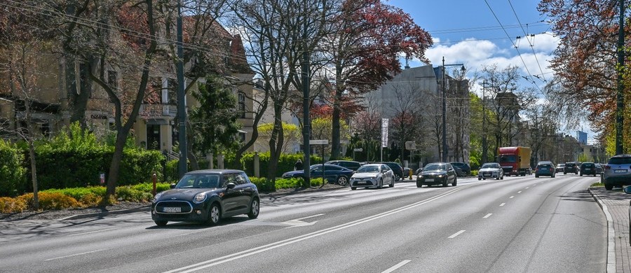 Letnie utrudnienia w Sopocie obejmą odcinek od ul. 3 Maja do ul. Andersa oraz fragment przy ul. Jana z Kolna. Łącznie wyremontowanych zostanie 750 metrów jezdni. Roboty potrwają około 80 dni i będą prowadzone etapami, jednak obejmą wszystkie pasy ruchu.