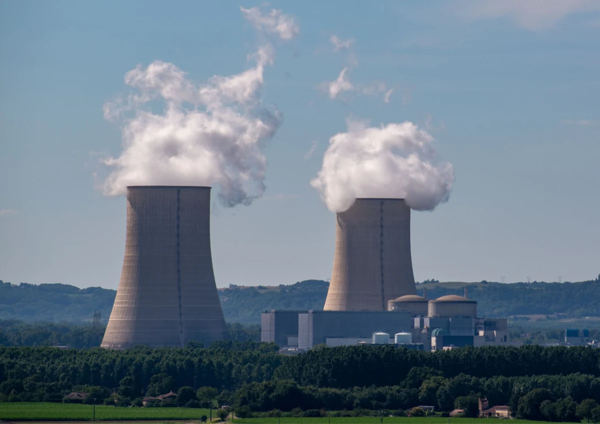 ​Fala upałów we Francji doprowadziła do zatrzymania pracy jednej z elektrowni atomowych, którą trzeba było wyłączyć, ponieważ woda z rzeki Garonny służąca do chłodzenia osiągnęła temperaturę 28 stopni Celsjusza - napisał we wtorek dziennik "Ouest France". Z kolei we Włoszech w wyniku upałów zmarł 47-letni przedsiębiorca budowlany z okolic Bolonii i 53-letnia mieszkanka Sycylii.