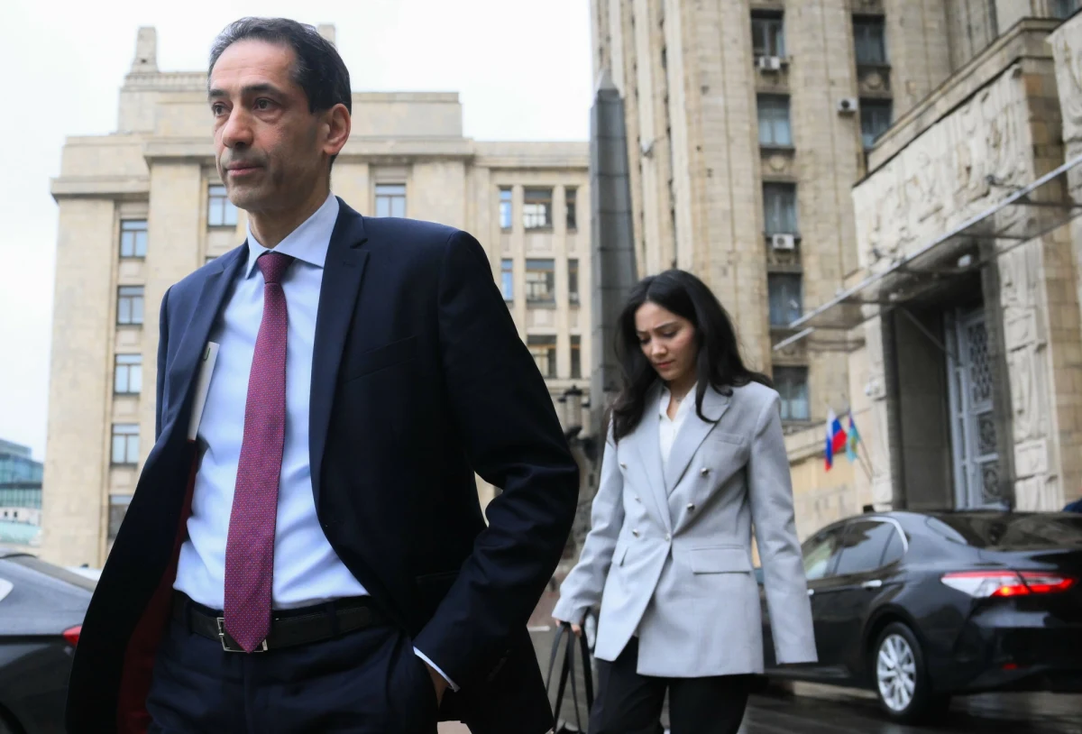 Rosja przekazała ambasadorowi Azerbejdżanu ustną notatkę z żądaniem uwolnienia dwóch dziennikarzy aresztowanych w Baku - informuje portal Meduza. MSZ Rosji oskarża Baku o "celowe niszczenie dwustronnych relacji" – podała agencja Reutera. Oskarżenia związane są z aresztowaniem pracowników rosyjskiej agencji informacyjnej Sputnik Azerbejdżan, w tym jej kierownictwa. Cała sprawa łączy się jednak z niedawnymi aresztowaniami na terenie Rosji, w wyniku których, jak twierdzi Azerbejdżan, zakatowanych zostało dwóch obywateli państwa położonego na Kaukazie.