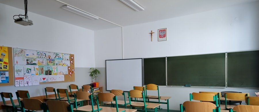 19-latkowie, którzy mieli inspirować się Andersem Breivikiem i planować zamach terrorystyczny w jednej ze szkół średnich w Olsztynie, nie trafią ponownie za kratki. Dwóch z nich opuściło areszt po dwóch miesiącach, a wobec trzeciego od początku stosowano tzw. środki wolnościowe.