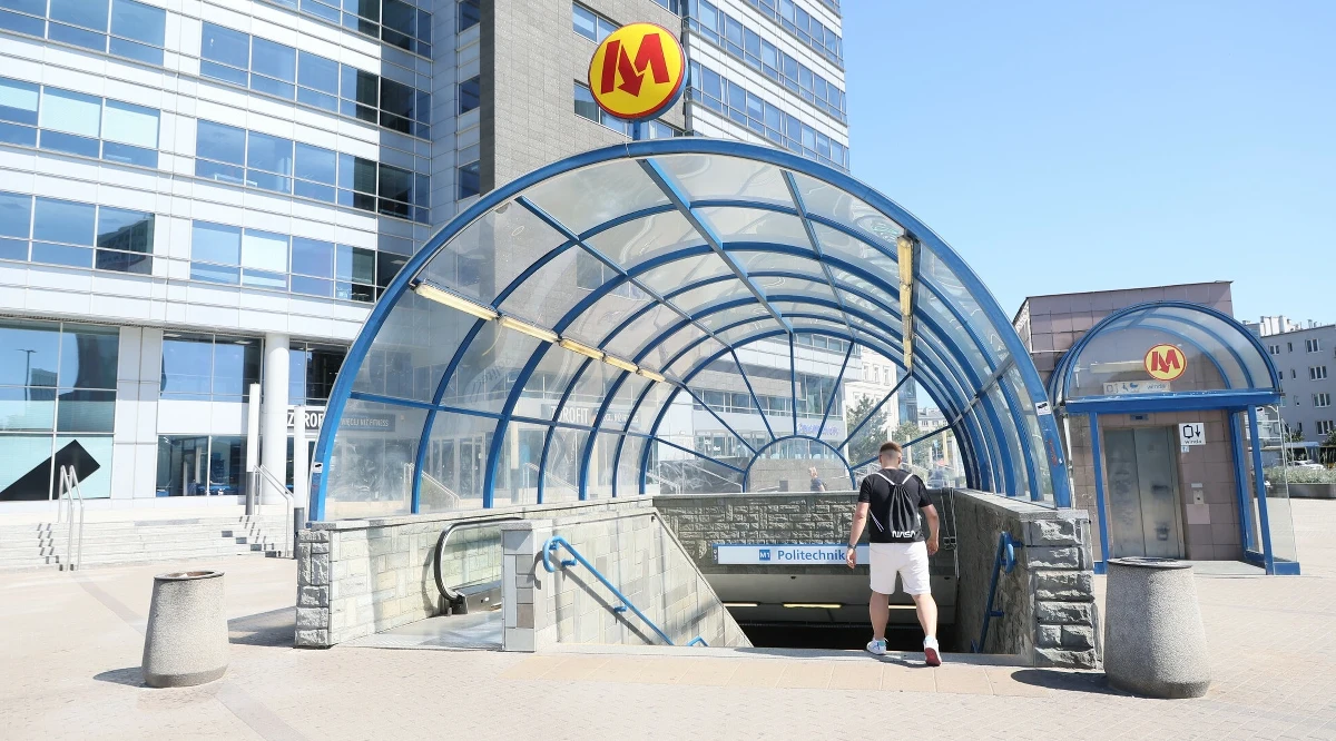 Pociągi warszawskiego metra wciąż nie wróciły do kursowania po całej trasie pierwszej linii. Od momentu awarii pracownicy metra wykonują niesamowitą pracę. Bardzo dziękuję wszystkim służbom i osobom zaangażowanym w naprawę. Dalsze prace będą jeszcze niestety jakiś czas trwały" - przyznał prezydent stolicy Rafał Trzaskowski. 