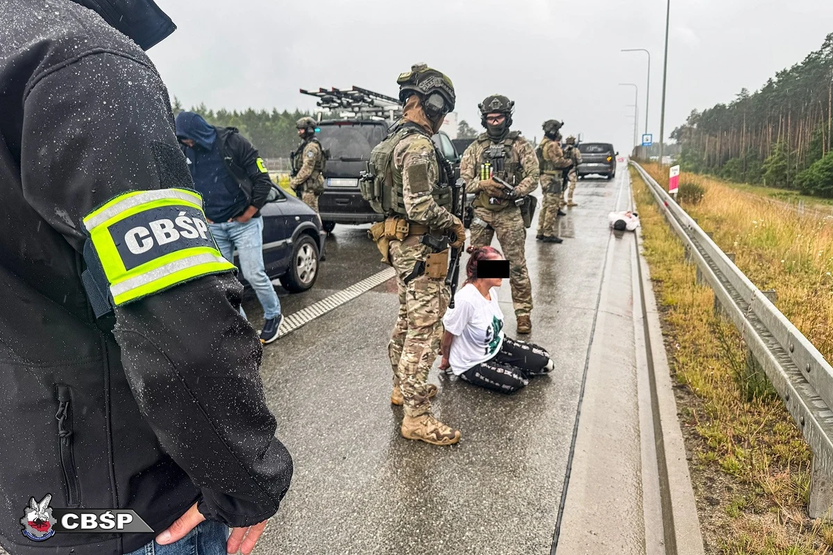 Międzynarodowy gang, podejrzany o brutalne porwania dla okupu migrantów w Polsce i na Łotwie, rozbili funkcjonariusze Centralnego Biura Śledczego Policji z Zielonej Góry. 4 osoby będą odpowiadać za uprowadzenia, a także nielegalne przekraczanie granicy. 