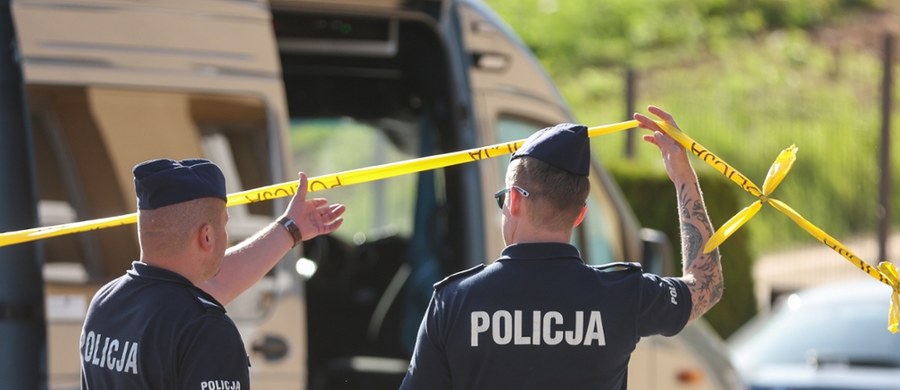 "To koniec koszmaru, ale strach przed wejściem do lasu zostanie w głowie" - tak mówią o poranku w środę mieszkańcy Starej Wsi koło Limanowej w Małopolsce reporterowi RMF FM Pawłowi Koniecznemu, który jest na miejscu. We wtorek wieczorem odnaleziono tam ciało poszukiwanego od piątku Tadeusza D. z raną postrzałową głowy. "Będziemy prowadzić postępowanie, które wyjaśni, czy ktoś pomagał 57-latkowi. Będziemy musieli też odtworzyć na tyle, na ile się da, w jaki sposób przez te pięć dni funkcjonował i gdzie był" - usłyszeliśmy od podinsp. Katarzyny Cisło z Komendy Wojewódzkiej Policji w Krakowie.