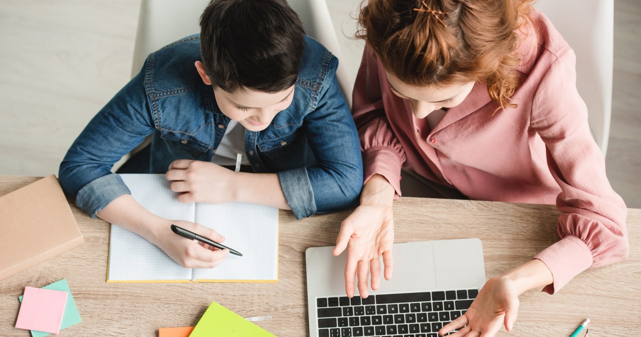 Skąd nauczyciel wie, iż pracę napisał ChatGPT? Są konkretne znaki
