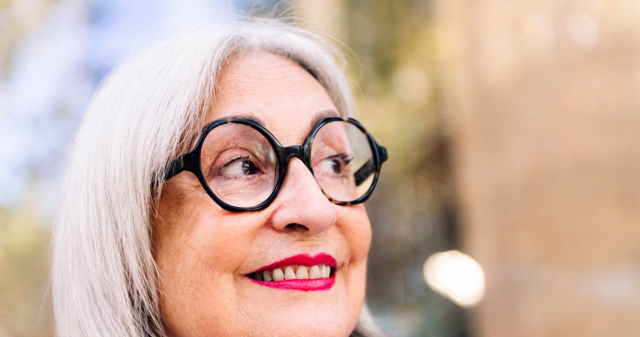 Idealny makijaż do siwych włosów. Subtelna zmiana, która działa jak lifting