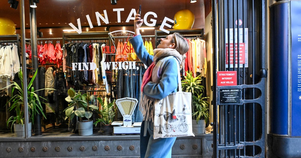 Ubrania vintage wracają do łask. Dlaczego tak chętnie nosimy rzeczy z przeszłości?