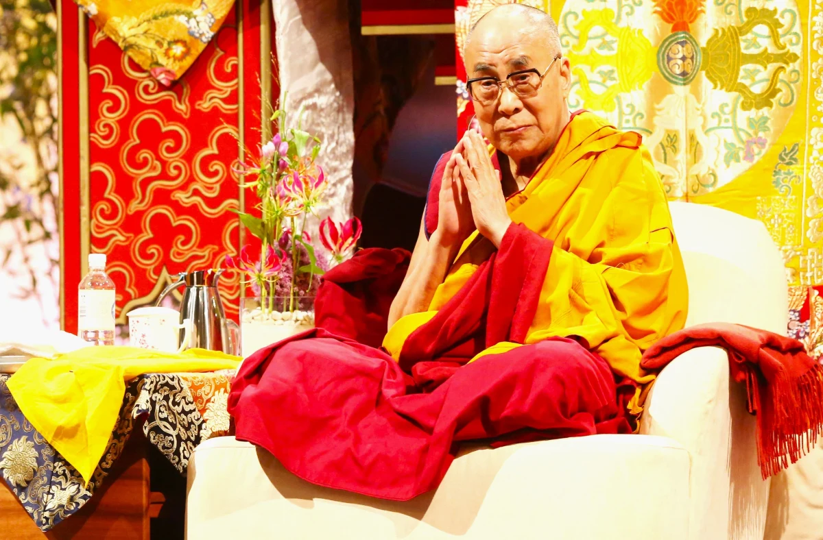 Dalajlama, duchowy przywódca Tybetańczyków, oficjalnie potwierdził, że po jego śmierci nastąpi reinkarnacja, a jego następca zostanie wybrany przez powołaną przez niego instytucję. Decyzja ta wywołuje nową falę napięć na linii Tybet-Chiny, które od lat roszczą sobie prawo do wskazania kolejnego Dalajlamy.