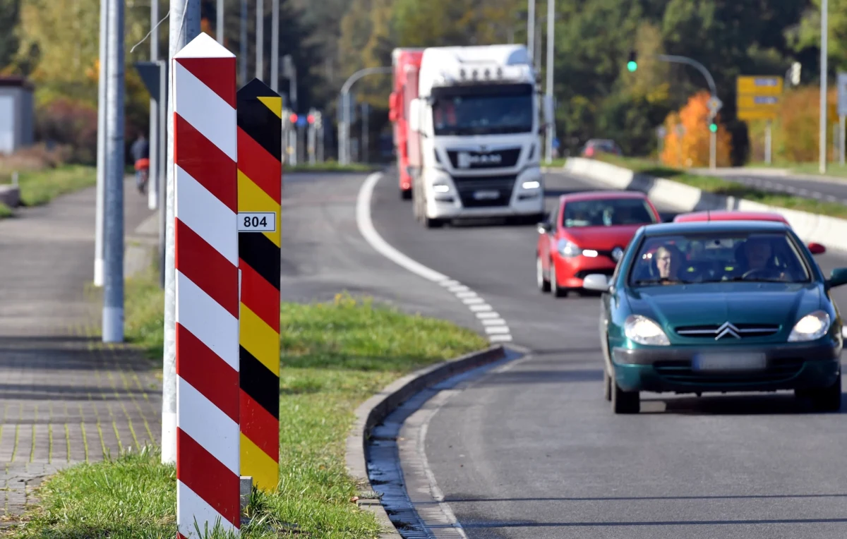 Kontrole na granicach z Niemcami i z Litwą zostaną przywrócone od 7 lipca do 5 sierpnia - wynika z opublikowanego projektu rozporządzenia MSWiA. Na polsko-niemieckiej granicy funkcjonować będzie 50 przejść granicznych, a na granicy polsko-litewskiej - 13 przejść.