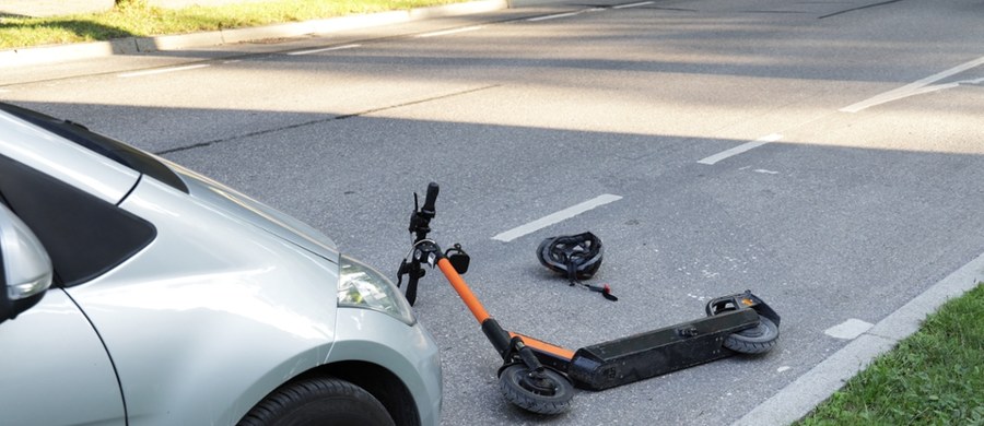 Wczoraj policjanci w woj. pomorskim skontrolowali 459 hulajnóg elektrycznych i ujawnili 114 wykroczeń popełnionych przez kierujących. Zatrzymali też siedem osób, które prowadziły hulajnogi, będąc pod wpływem alkoholu