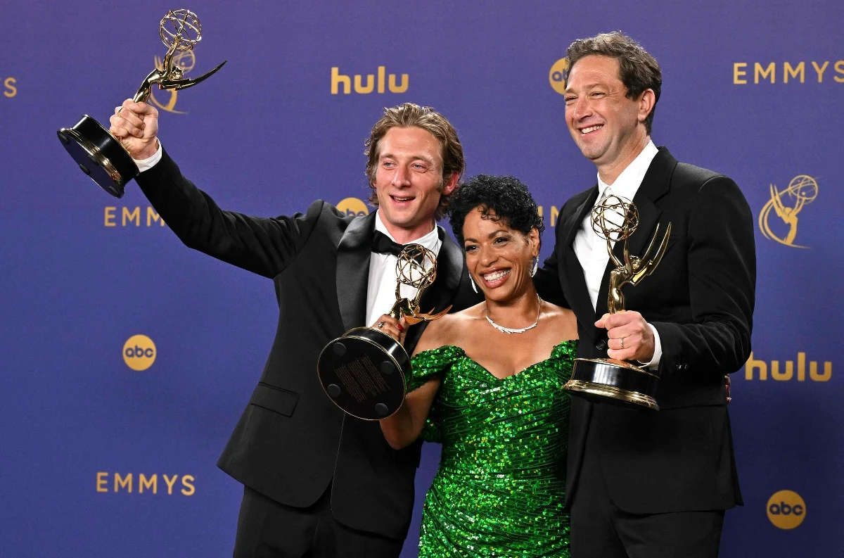 Kilka dni po premierze czwartego sezonu serialu "The Bear", ukazującego realia pracy w gastronomii, fani otrzymali potwierdzenie, że nie będzie on ostatnim. Stacja FX zapowiedziała, że w 2026 roku serial powróci z piątym sezonem.