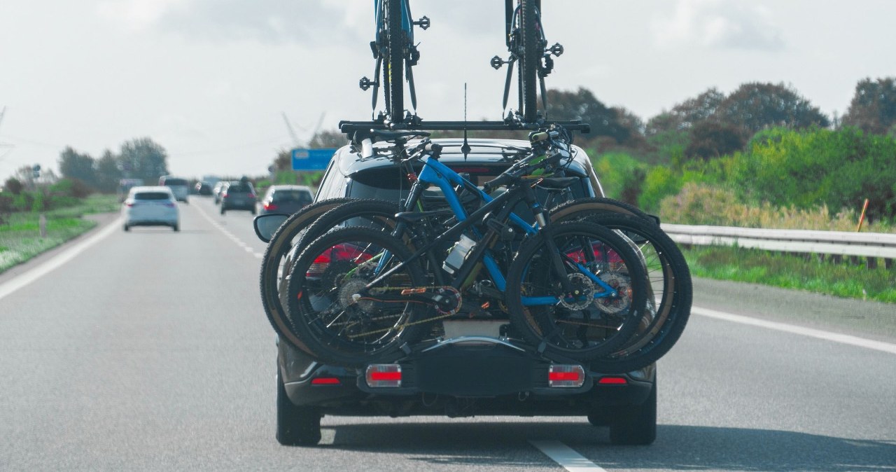 Masz bagażnik rowerowy na hak? Policjant wnikliwie go sprawdzi