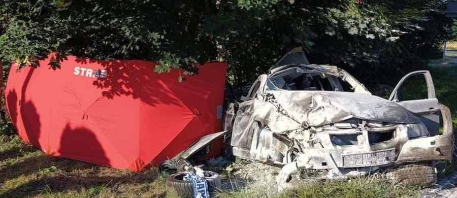 22-latek zginął na miejscu - to tragiczny finał wypadku, do którego doszło w nocy z wtorku na środę w rejonie S5 w Fałkowie w Wielkopolsce. Młody mężczyzna - kierując bmw - uderzył w krawężnik, wjechał do rowu, wyjechał z niego, przejechał przez rondo i wpadł do kolejnego rowu.