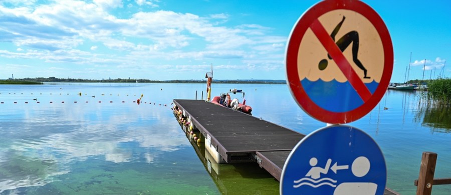 W Jeziorze Ostrzyckim na Kaszubach wykryto sinice. W środę poinformował o tym sanepid. Nadmorskie akweny w woj. pomorskim i zachodniopomorskim na razie nadają się do kąpieli. Temperatura wody w Bałtyku wynosi średnio ok. 17 st. C.