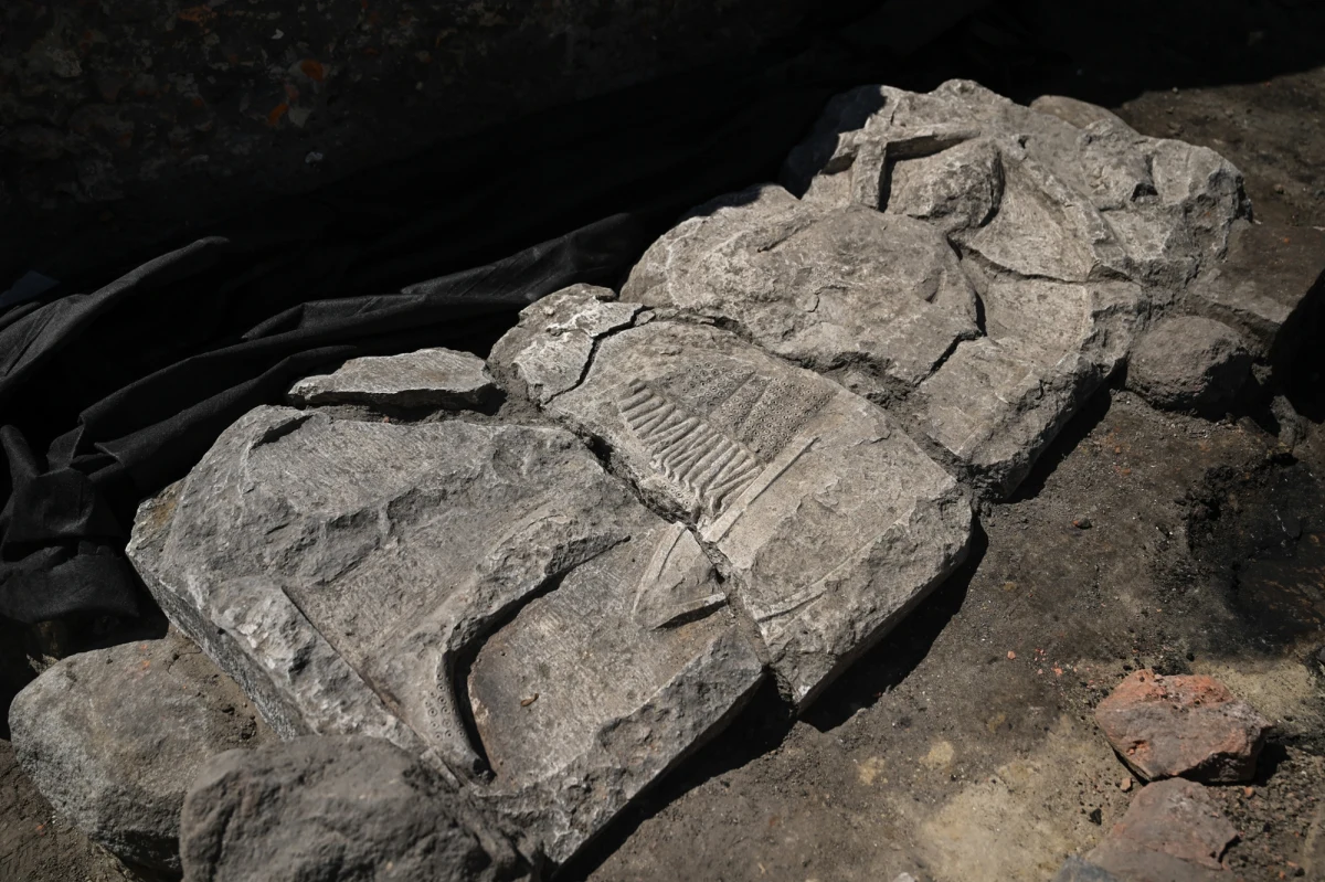 Niezwykłe odkrycie w centrum Gdańska. Archeolodzy odkopali płytę nagrobną z ok. XIII wieku z przedstawieniem rycerza. Wcześniej w tym samym kwartale natrafiono m.in. na kościół z 1140 roku.