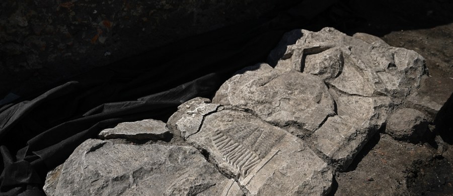 Niezwykłe odkrycie w centrum Gdańska. Archeolodzy odkopali płytę nagrobną z ok. XIII wieku z przedstawieniem rycerza. Wcześniej w tym samym kwartale natrafiono m.in. na kościół z 1140 roku.