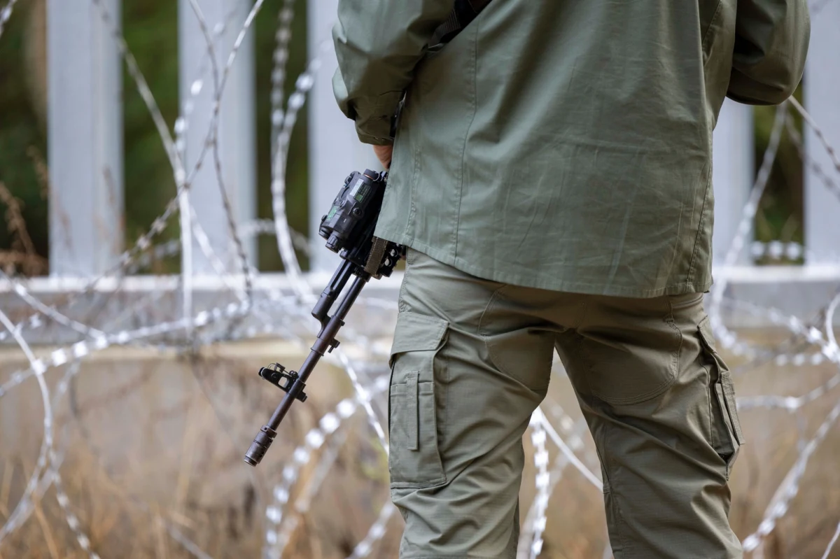 Przepływ migrantów, którzy z Białorusi nielegalnie przedostali się na Łotwę, a potem zostali zatrzymani na Litwie i w Polsce, wzrósł dwuipółkrotnie. Litewski resort spraw wewnętrznych, po ogłoszeniu decyzji o przywróceniu przez Polskę kontroli granicznych, przedstawił statystyki za minione pół roku. 
