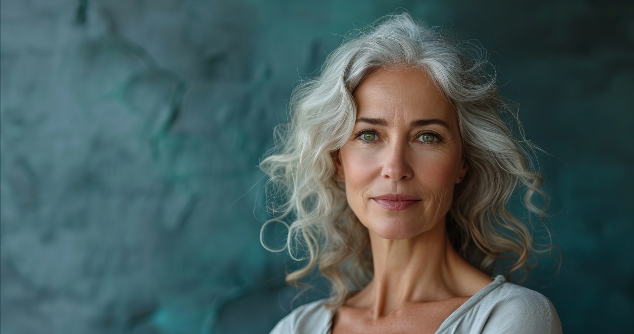 Zaparz dwie łyżki. Płukanka nada blasku srebru na głowie