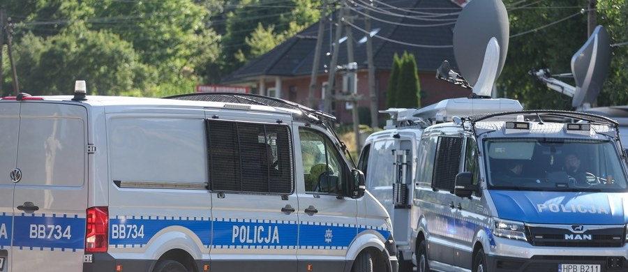 Nowe fakty w sprawie śmierci 57-letniego Tadeusza D. W środę przeprowadzono sekcję zwłok podwójnego zabójcy ze Starej Wsi. Trwa ustalanie, skąd mężczyzna miał broń i czy w ukrywaniu się pomagały mu osoby trzecie.