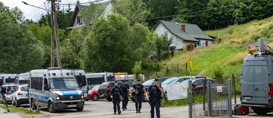 Prokuratura Rejonowa w Limanowej wszczęła drugie śledztwo w sprawie dramatycznych wydarzeń, do których doszło w ostatnich dniach w Starej Wsi koło Limanowej (Małopolskie). Tym razem śledczy zajmą się okolicznościami śmierci 57-letniego Tadeusza D., podejrzewanego o podwójne zabójstwo oraz usiłowanie zabójstwa. Ciało mężczyzny odnaleziono we wtorek wieczorem w lesie. 