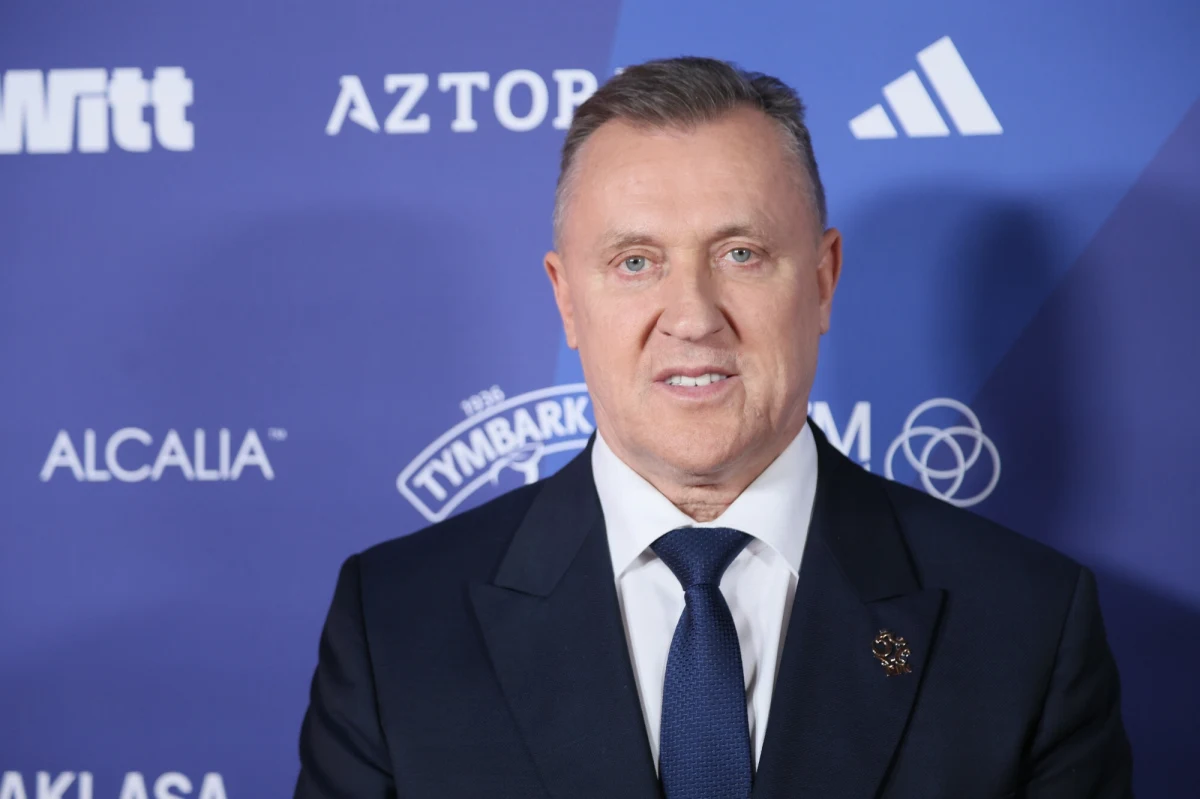 Polski Związek Piłki Nożnej nie zwalnia tempa w poszukiwaniach nowego selekcjonera reprezentacji. Wśród licznych kandydatur pojawiło się nazwisko Rogera Schmidta, doświadczonego niemieckiego trenera, który w ostatnich latach prowadził takie kluby jak Benfica Lizbona, PSV Eindhoven, Bayer Leverkusen czy Red Bull Salzburg. Informacje o kontakcie ze szkoleniowcem zza naszej zachodniej granicy potwierdził prezes PZPN Cezary Kulesza w rozmowie z Przeglądem Sportowym Onet.