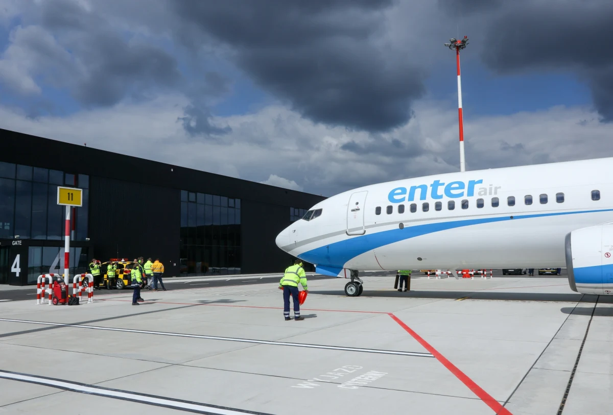 Lotnisko Warszawa-Radom odprawiło w czerwcu ponad 13 tys. pasażerów. To niemal pięć razy więcej niż w maju. Większy ruch jest związany z początkiem sezonu urlopowego i rozwijającą się siatką połączeń. Czerwcowy wynik jest jednak gorszy, jeśli porównać go do tego sprzed roku.