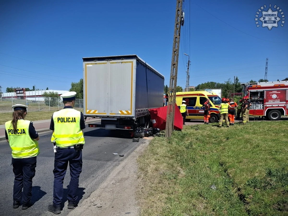 Śmiertelny wypadek w Czeladzi (woj. śląskie). Kierowca ciężarówki nie ustąpił pierwszeństwa i potrącił 18-letniego motocyklistę. Niestety, młody mężczyzna zmarł.