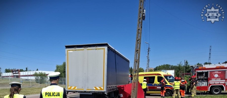 Śmiertelny wypadek w Czeladzi (woj. śląskie). Kierowca ciężarówki nie ustąpił pierwszeństwa i potrącił 18-letniego motocyklistę. Niestety, młody mężczyzna zmarł.