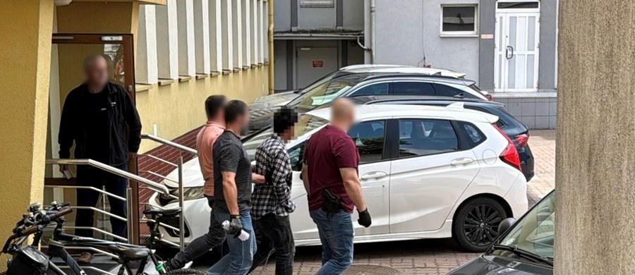 Wstępne wyniki sekcji zwłok 24-letniej Klaudii K., która została napadnięta w nocy z 11 na 12 czerwca w Toruniu przez 19-letniego obcokrajowca, wskazują, że przyczyną śmierci był uraz mózgu. Kobieta miała wiele ran kłutych w okolicy głowy, szyi i klatki piersiowej.