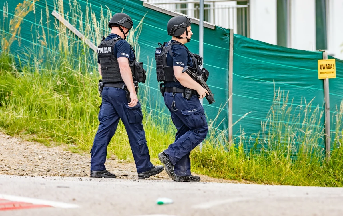 Podczas poszukiwań Tadeusza D. funkcjonariusze zatrzymali i przesłuchali innego mężczyznę, u którego znaleźli nielegalną broń oraz dwie sztuki amunicji - poinformowała rzeczniczka Komendy Powiatowej Policji w Limanowej st. asp. Jolanta Batko. We wtorek wieczorem odnaleziono ciało poszukiwanego 57-latka, podejrzanego o zastrzelenie córki i zięcia.