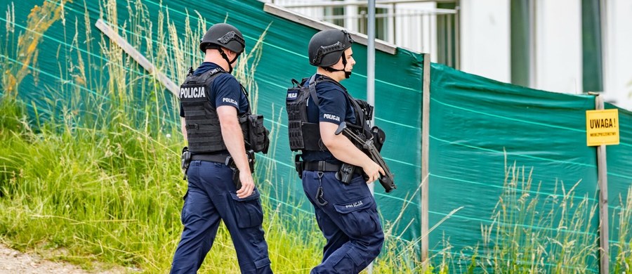 Podczas poszukiwań Tadeusza D. funkcjonariusze zatrzymali i przesłuchali innego mężczyznę, u którego znaleźli nielegalną broń oraz dwie sztuki amunicji - poinformowała rzeczniczka Komendy Powiatowej Policji w Limanowej st. asp. Jolanta Batko. We wtorek wieczorem odnaleziono ciało poszukiwanego 57-latka, podejrzanego o zastrzelenie córki i zięcia.