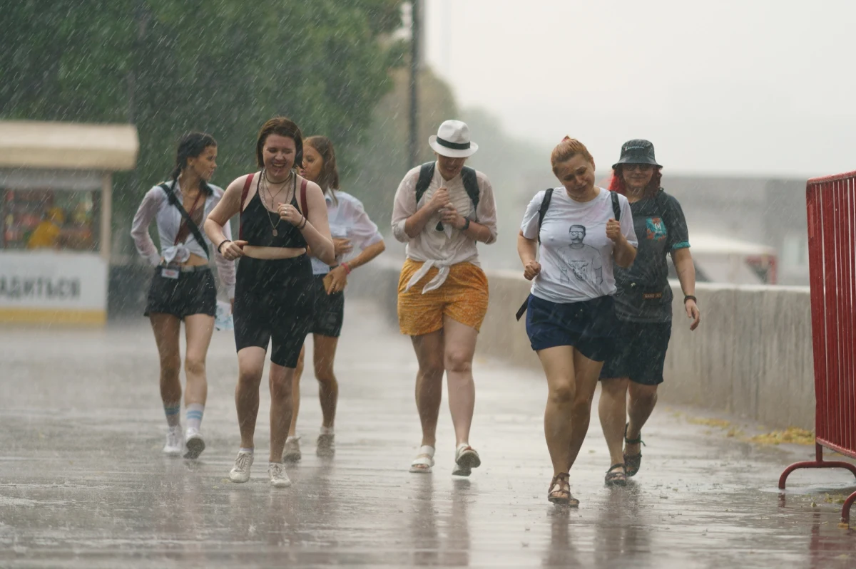 W Polsce, jak i w całej Europie, występują teraz fale ogromnych upałów, ale na czwartek zapowiadane są burze. "Będą im towarzyszyć opady do 20 milimetrów, porywy wiatru do 60, może maksymalnie 70 kilometrów na godzinę. Nie można też wykluczyć się opadów niewielkiego gradu" - mówił na antenie Radia RMF24  Piotr Szuster z IMGW, jeden z Łowców Burz.