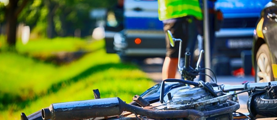 Śmiertelny wypadek w zachodniej części Wrocławia. Na skrzyżowaniu ulic Kosmonautów i Złotnickiej motocykl zderzył się z samochodem osobowym. Zginął motocyklista.