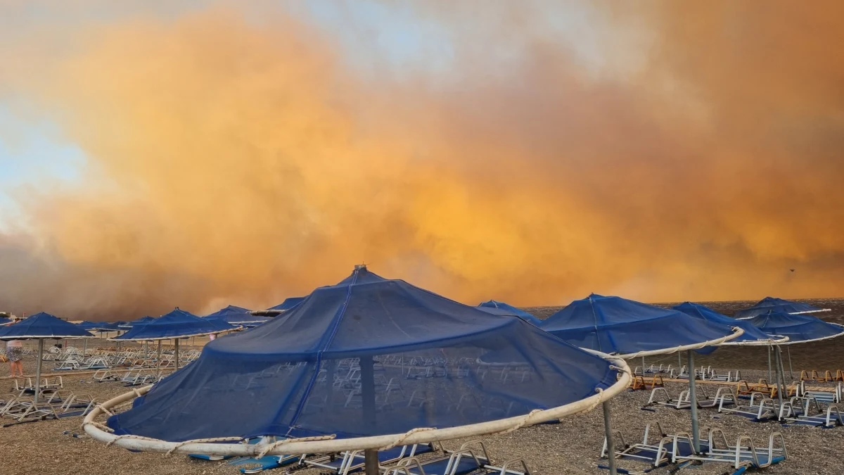 Groźny pożar wybuchł w środę na Krecie. Ogień rozprzestrzenia się m.in. w okolicy Jerapetry, miasta na południowo-wschodnim wybrzeżu greckiej wyspy. Polscy turyści zostali ewakuowani z hotelu.
