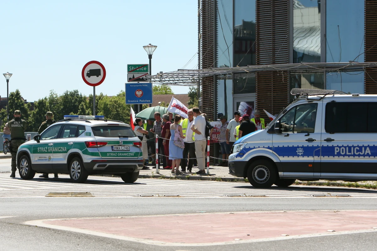 "Kontrole, które będą odbywać się na granicach z Niemcami i Litwą, będą kontrolami wyrywkowymi" - powiedział wiceszef MSWiA Maciej Duszczyk. Wyjaśnił, że rządowi zależy na tym, aby ruch na granicach pozostał płynny, dlatego sprawdzane mają być głównie autobusy i podejrzane samochody.