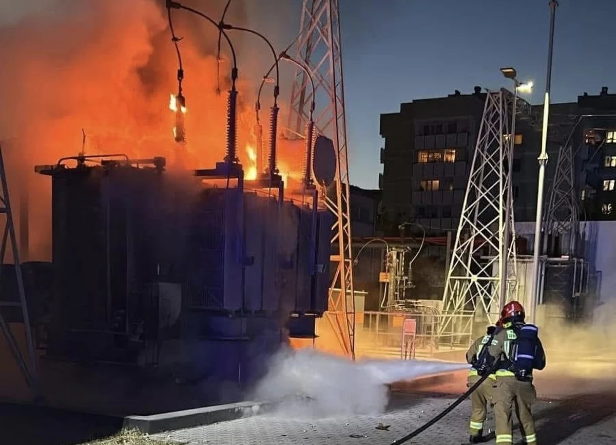 Pożar stacji transformatorowej na Pradze-Południe został ugaszony - poinformował PAP w czwartek Michał Rosa z miejskiej komendy Państwowej Straży Pożarnej w Warszawie. Ogień nie spowodował przerw w dostawie prądu - dodał.