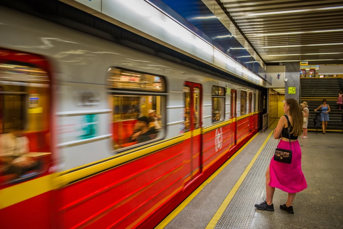 Dobra wiadomość dla pasażerów warszawskiego metra! Pierwsza linia po dwóch dniach z utrudnieniami wraca do kursowania po całej trasie. Pociągi nie zatrzymują się jedynie na stacji Racławicka. 