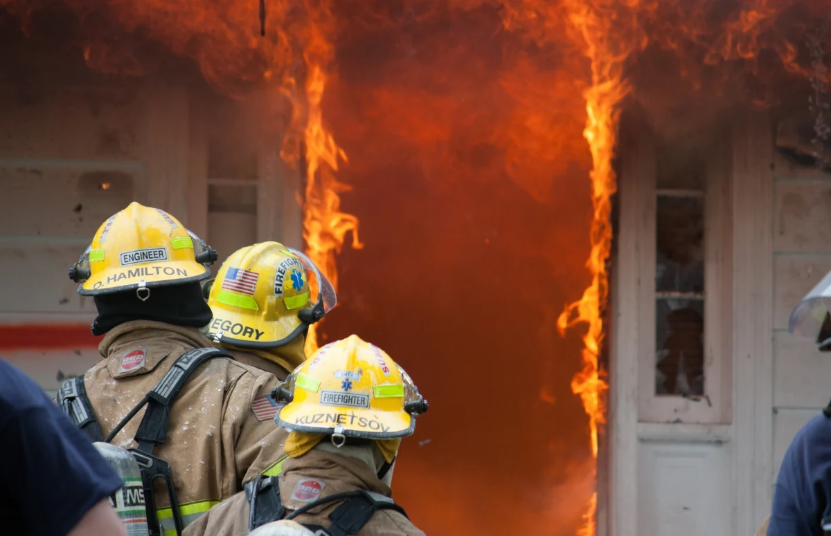 Siedem osób zaginęło po potężnej eksplozji w magazynie fajerwerków w pobliżu Esparto w północnej Kalifornii w USA. Wybuch, do którego doszło w środę, wywołał rozległy pożar, zmuszając okolicznych mieszkańców do ewakuacji i niszcząc dziesiątki hektarów pól uprawnych – poinformowały lokalne służby.