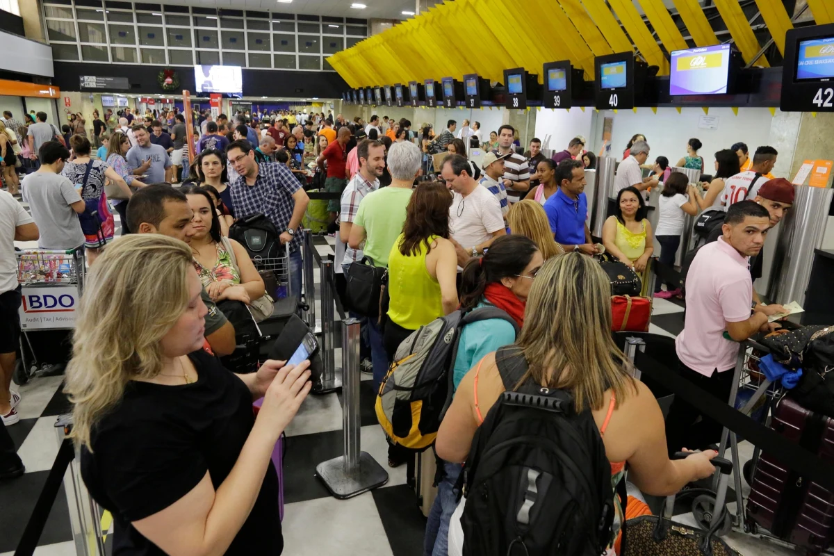 Setki pasażerów utknęły w środę w długich kolejkach na madryckim lotnisku Barajas po awarii systemu kontroli paszportowej w terminalu nr 4. Problemy techniczne i braki kadrowe sprawiły, że około 500 osób nie zdążyło na swoje loty, a chaos na największym hiszpańskim lotnisku ponownie wywołał falę krytyki wobec organizacji ruchu turystycznego w szczycie sezonu.