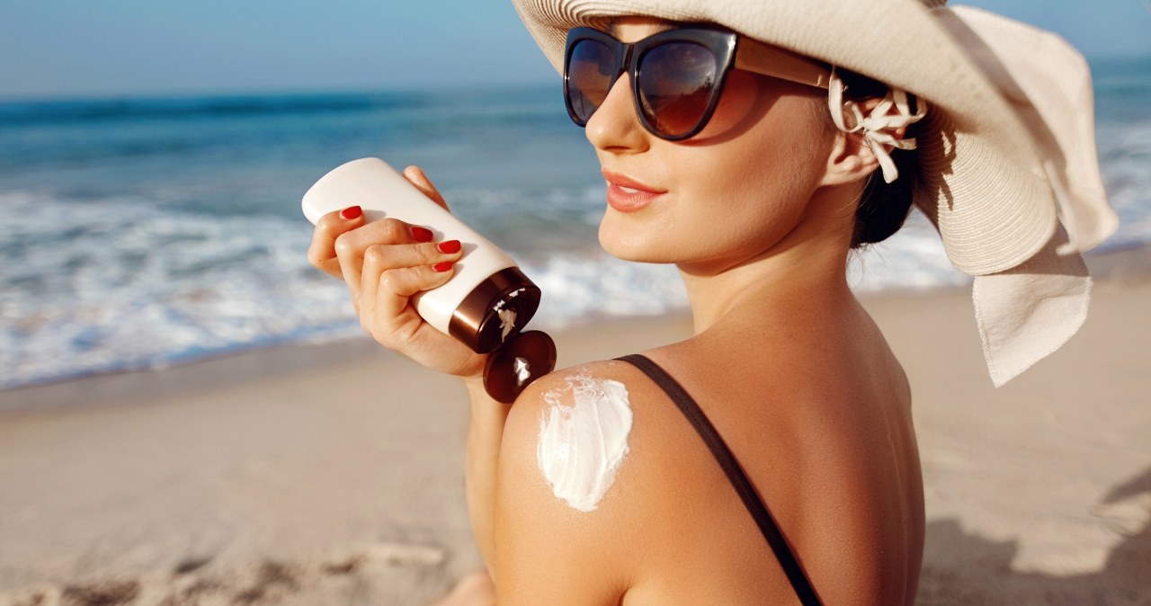 Najlepsze orzeźwiające kosmetyki, które dają ulgę w upale. Idealne na plażę