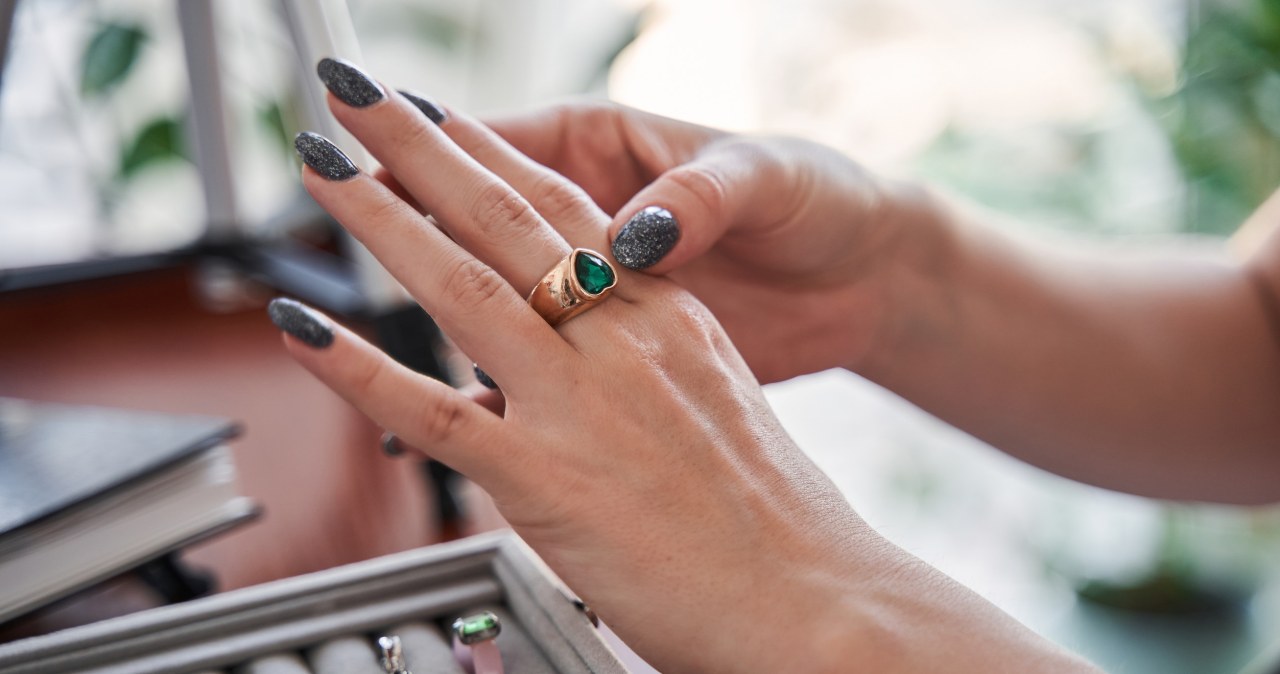 Letni manicure, który odmładza. Te kolory naprawdę działają