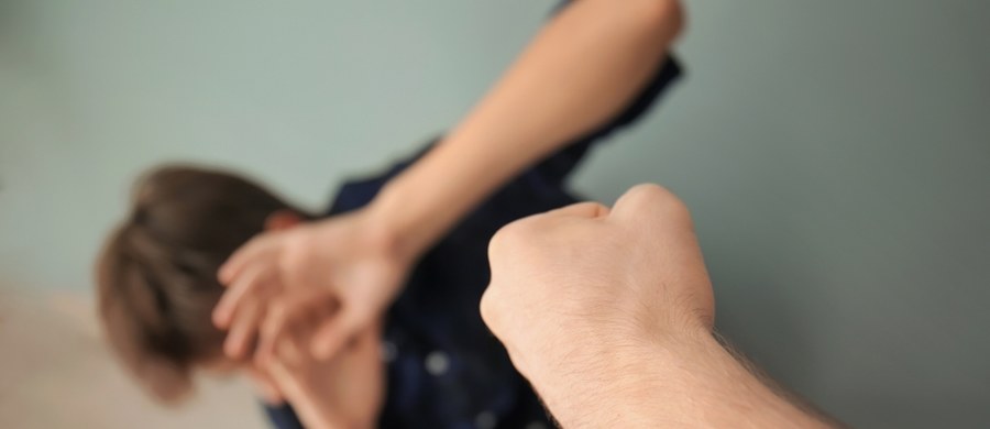 Dwie osoby zostały zatrzymane w związku z brutalnym pobiciem nastolatka w Błoniu na Mazowszu. Młody człowiek z poważnymi obrażeniami trafił do szpitala.