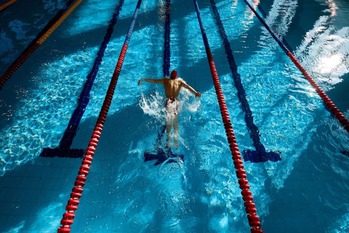 Nie żyje 80-latek - to tragiczny bilans zdarzenia, do którego doszło w terenie krytej pływalni w Jaworznie na Śląsku. U mężczyzny doszło do zatrzymania krążenia. Podczas akcji ratunkowej z obiektu ewakuowano 30 osób.  