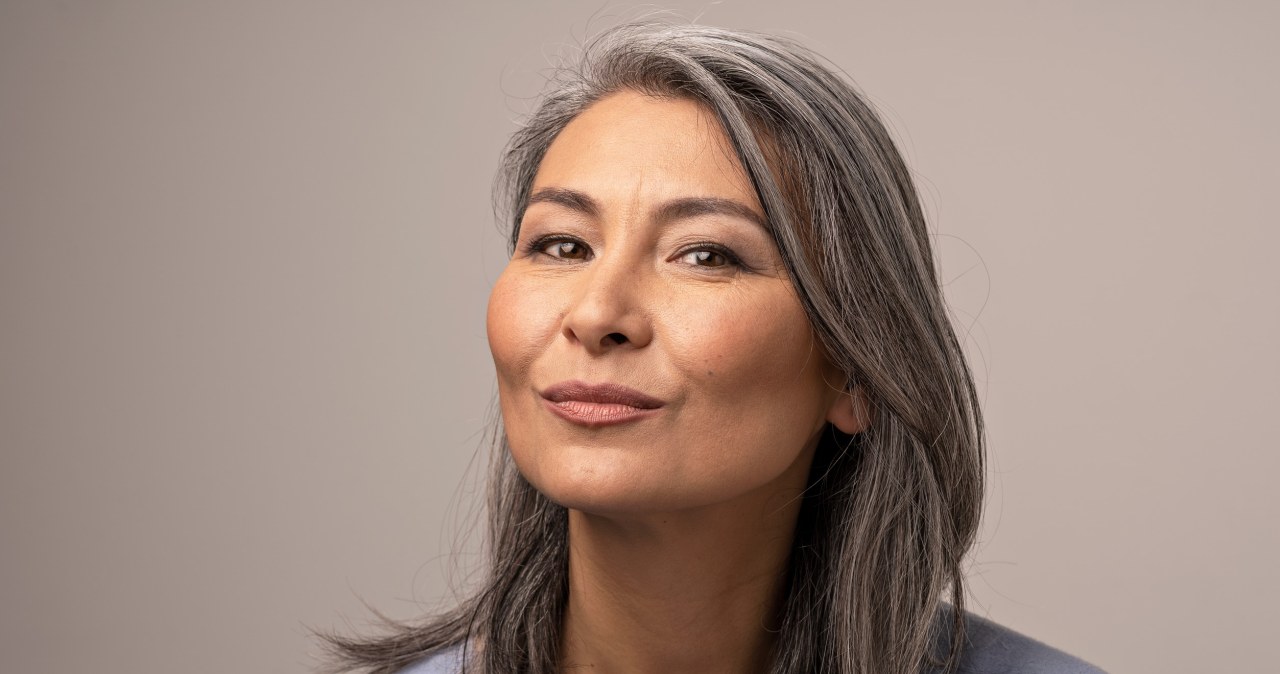 Zakazane przy siwych włosach. Jeden ruch i wyglądasz o 10 lat starzej