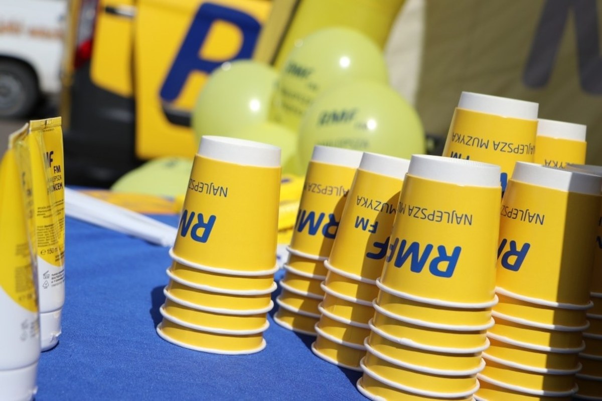 Setki butelek wody i wiatraczki od RMF FM. Pomożemy Wam przerwać upały!