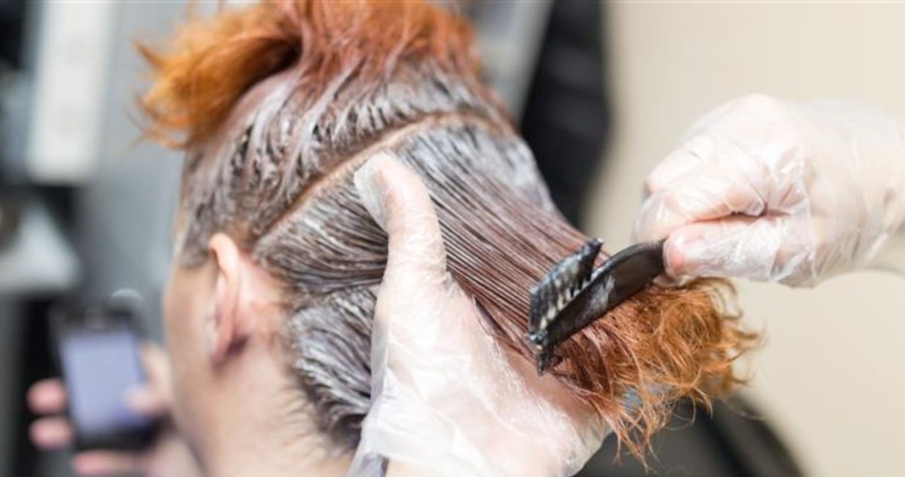Koniec z niechcianymi refleksami. Metoda, która utrwali kolor włosów